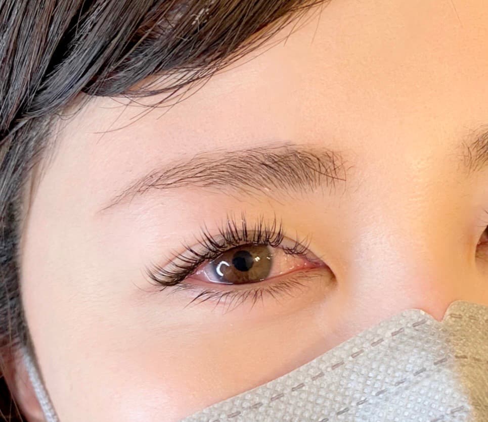 まつげエクステンション施術の様子 - 丁寧なカウンセリングと技術