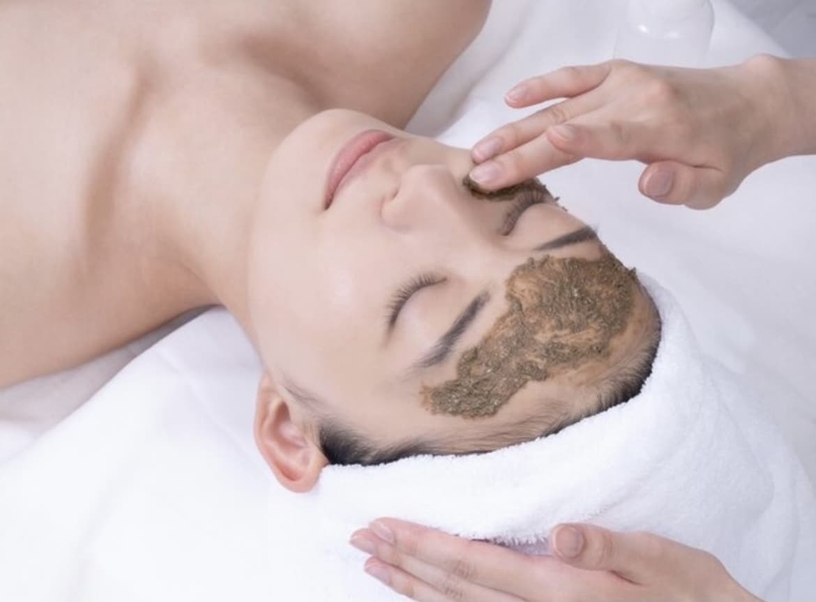 フェイシャルトリートメント - 韓流水光肌ケアと毛穴エクストラクション